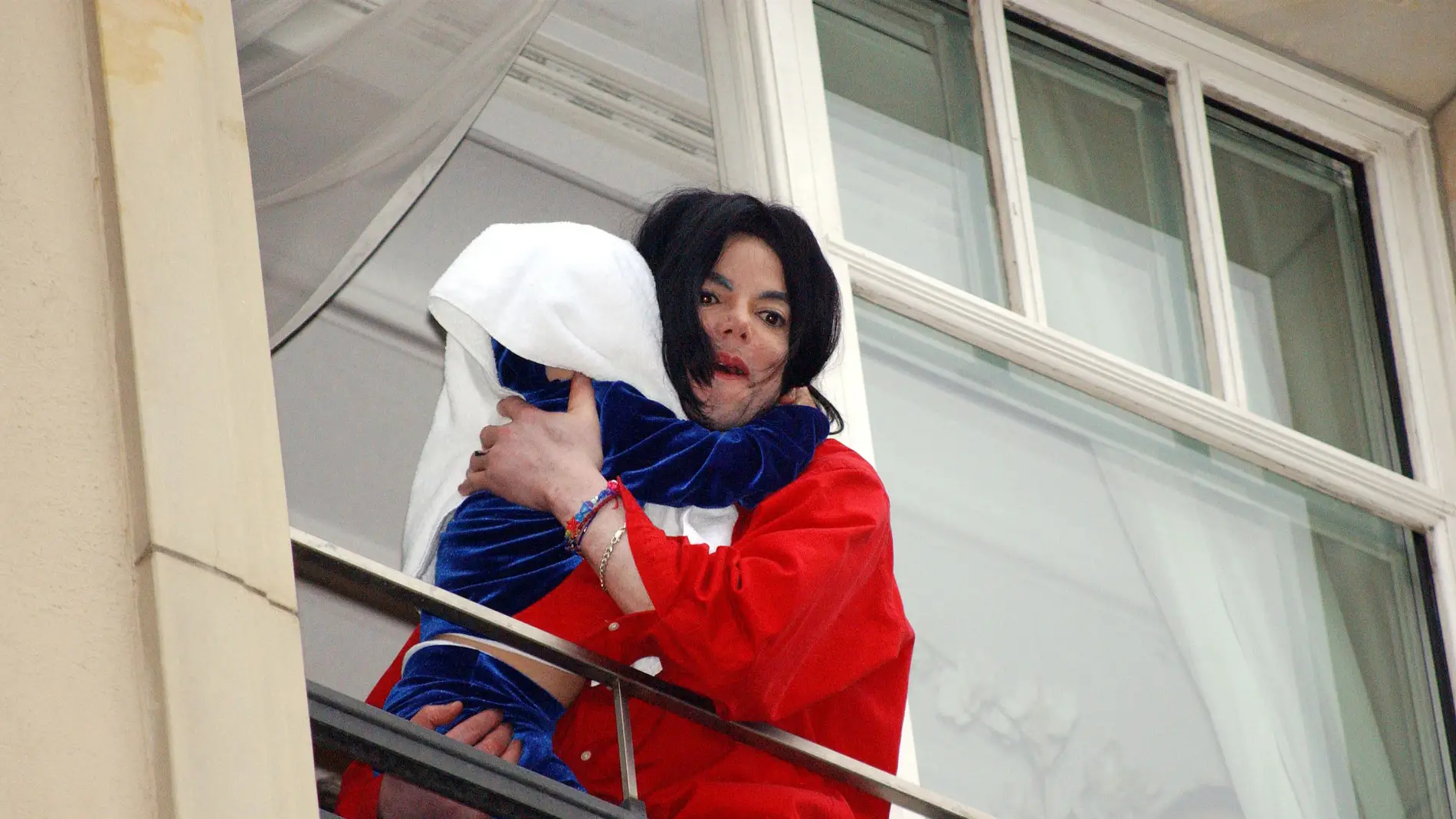 Michael Jackson con su hijo en Berlín en 2002