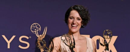 Phoebe Waller-Bridge, con los tres premios Emmy recogidos en 2019.
