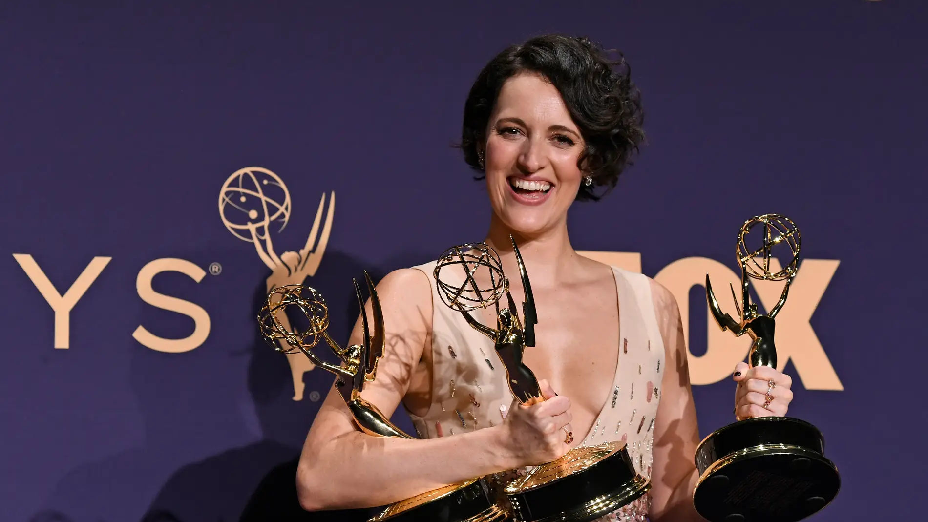 Phoebe Waller-Bridge, con los tres premios Emmy recogidos en 2019.