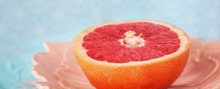 La fruta que no deberías comer NUNCA si tomas antihistamínicos
