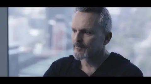 La emoción de Miguel Bosé al desvelar el mayor choque con su padre, Luis Miguel Dominguín: "Fui a por él a darle puñetazos" La emoción de Miguel Bosé al desvelar el mayor choque con su padre, Luis Miguel Dominguín: "Fui a por él a darle puñetazos"