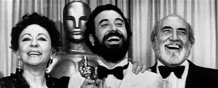 Encarna Paso, Jos&eacute; Luis Garci y Antonio Ferrandis, tras ganar el Oscar para 'Volver a empezar' en 1983