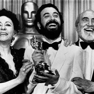 Encarna Paso, José Luis Garci y Antonio Ferrandis, tras ganar el Oscar para &#39;Volver a empezar&#39; en 1983