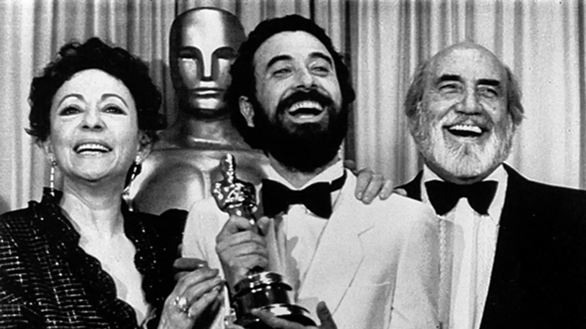 Encarna Paso, José Luis Garci y Antonio Ferrandis, tras ganar el Oscar para 'Volver a empezar' en 1983