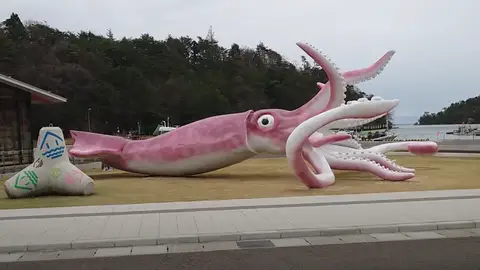 Estatua de calamar gigante Estatua de calamar gigante