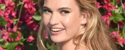 Primeras imágenes de Lily James caracterizada de Pamela Anderson Primeras imágenes de Lily James caracterizada de Pamela Anderson