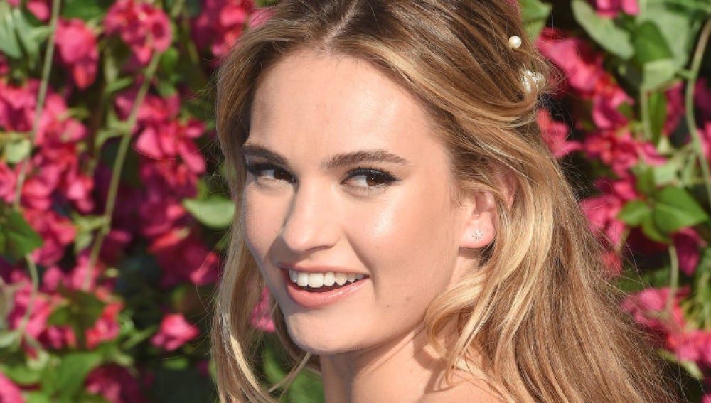 Primeras imágenes de Lily James caracterizada de Pamela Anderson