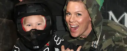 Pink con su hijo Jameson Pink con su hijo Jameson