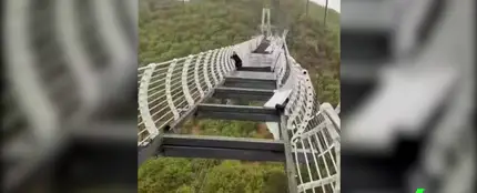 La angustiosa imagen de un hombre que quedó colgado a 100 metros de altura tras colapsar un puente de cristal La angustiosa imagen de un hombre que quedó colgado a 100 metros de altura tras colapsar un puente de cristal