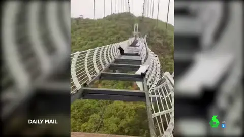 La angustiosa imagen de un hombre que quedó colgado a 100 metros de altura tras colapsar un puente de cristal La angustiosa imagen de un hombre que quedó colgado a 100 metros de altura tras colapsar un puente de cristal