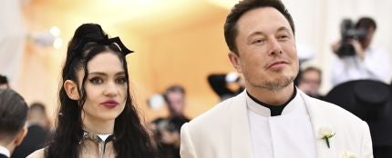 Elon Musk con su mujer Grimes 