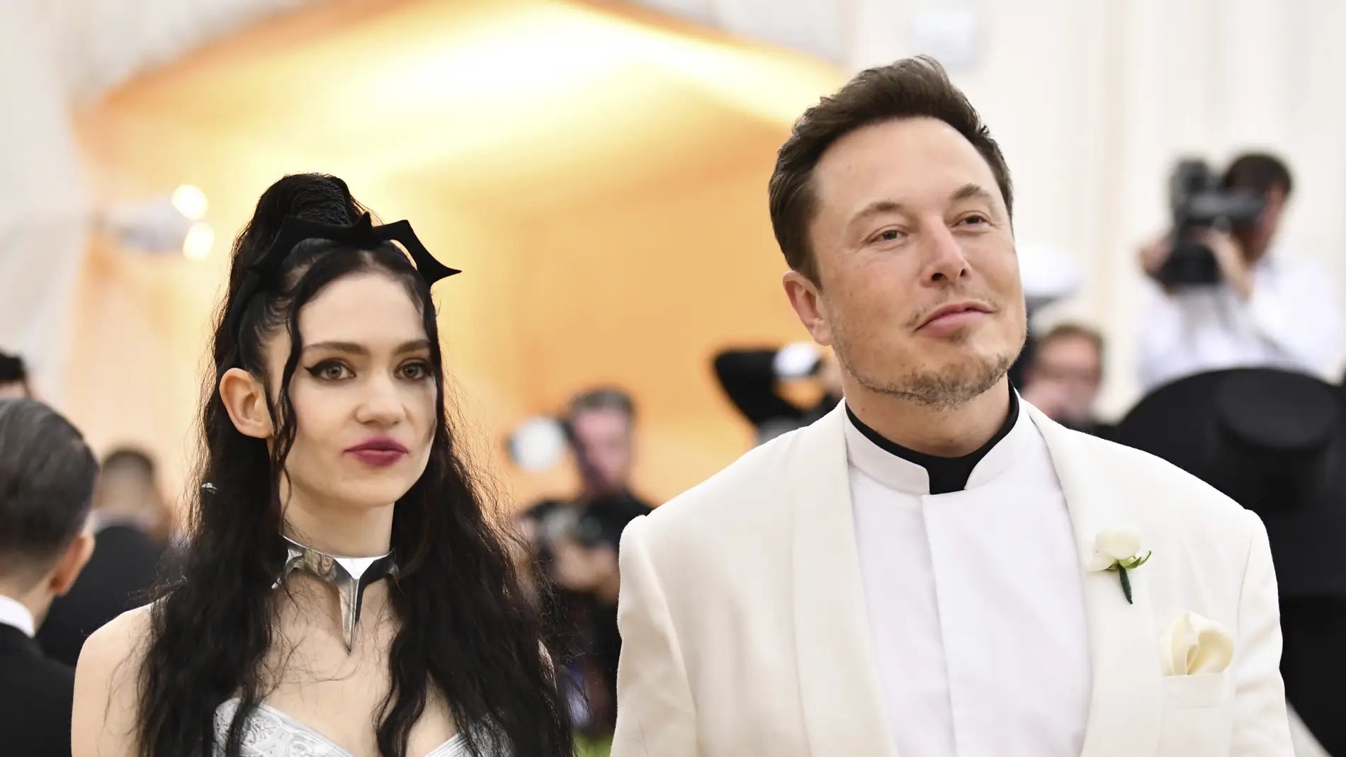 Elon Musk con su mujer Grimes 