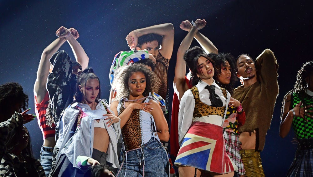 Dua Lipa actuando en los Brit Awards 2021