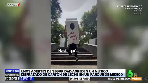 Agreden a un músico disfrazado de cartón de leche en un parque de México Agreden a un músico disfrazado de cartón de leche en un parque de México