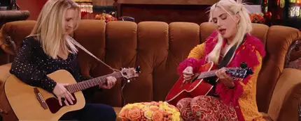 Lady Gaga junto a Lisa Kudrow en 'Friends: The Reunion' Lady Gaga junto a Lisa Kudrow en 'Friends: The Reunion'