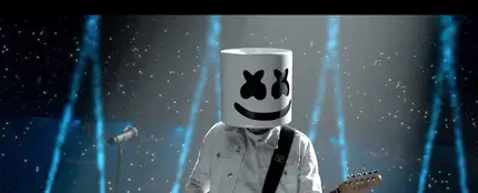 Marshmello, durante su actuación junto a Selena Gomez y Khalid en la final de la Champions League Marshmello, durante su actuación junto a Selena Gomez y Khalid en la final de la Champions League