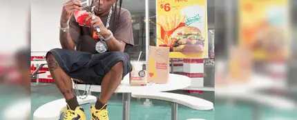 Travis Scott acudió al partido de los Nets con unas zapatillas de 100.000 dólares Travis Scott acudió al partido de los Nets con unas zapatillas de 100.000 dólares