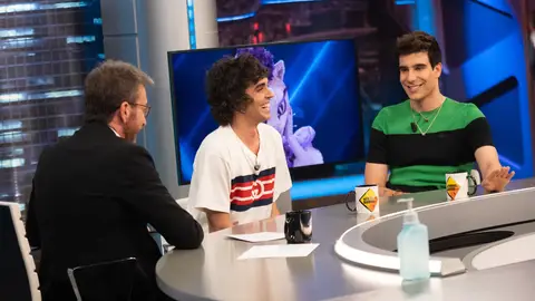 El encuentro de Javier Calvo y Javier Ambrossi con los Reyes: ¡Se han saltado el protocolo! El encuentro de Javier Calvo y Javier Ambrossi con los Reyes: ¡Se han saltado el protocolo!