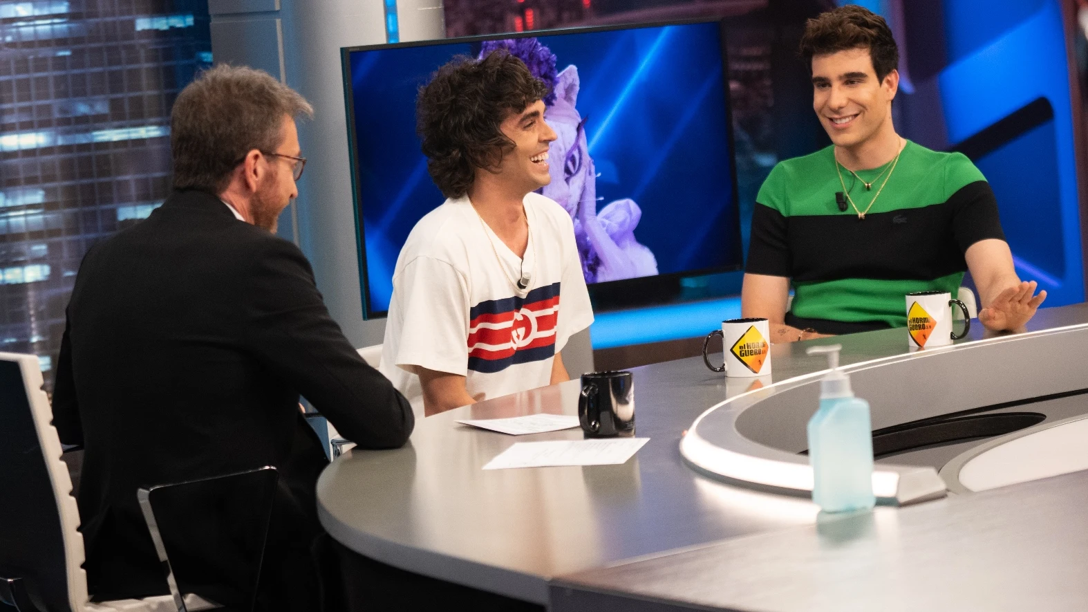 El encuentro de Javier Calvo y Javier Ambrossi con los Reyes: ¡Se han saltado el protocolo!