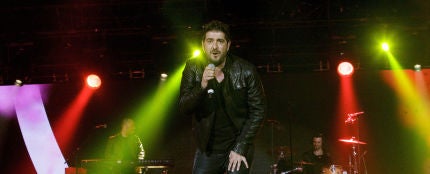 Antonio Orozco sube al escenario a su hijo Jan, "un pianista de lujo"