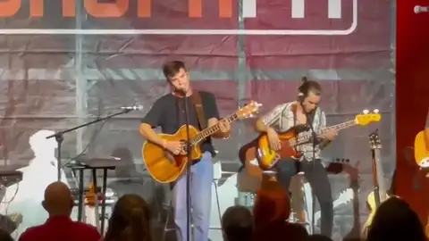 DVICIO canta 'Enamórate' DVICIO canta 'Enamórate'