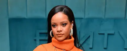 Rihanna se deshace del tatuaje que compartía con Drake Rihanna se deshace del tatuaje que compartía con Drake
