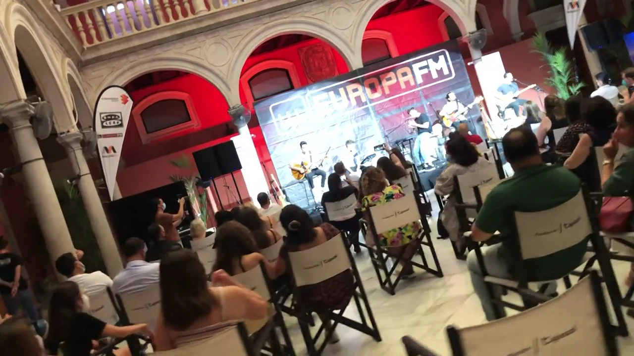 DVICIO cantan 'Epiphany'