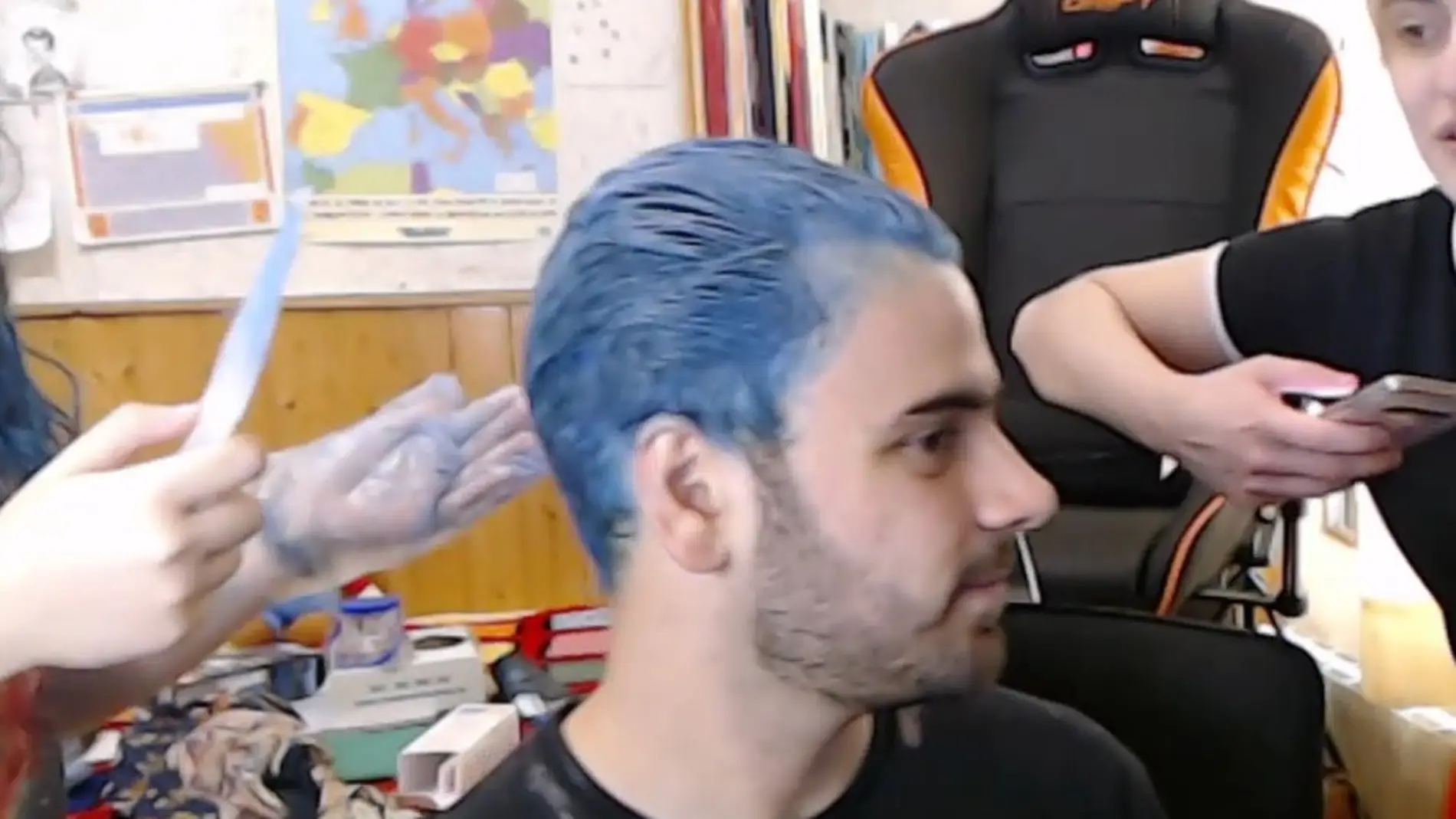 Pablo Díaz, tiñiéndose el pelo de azul.