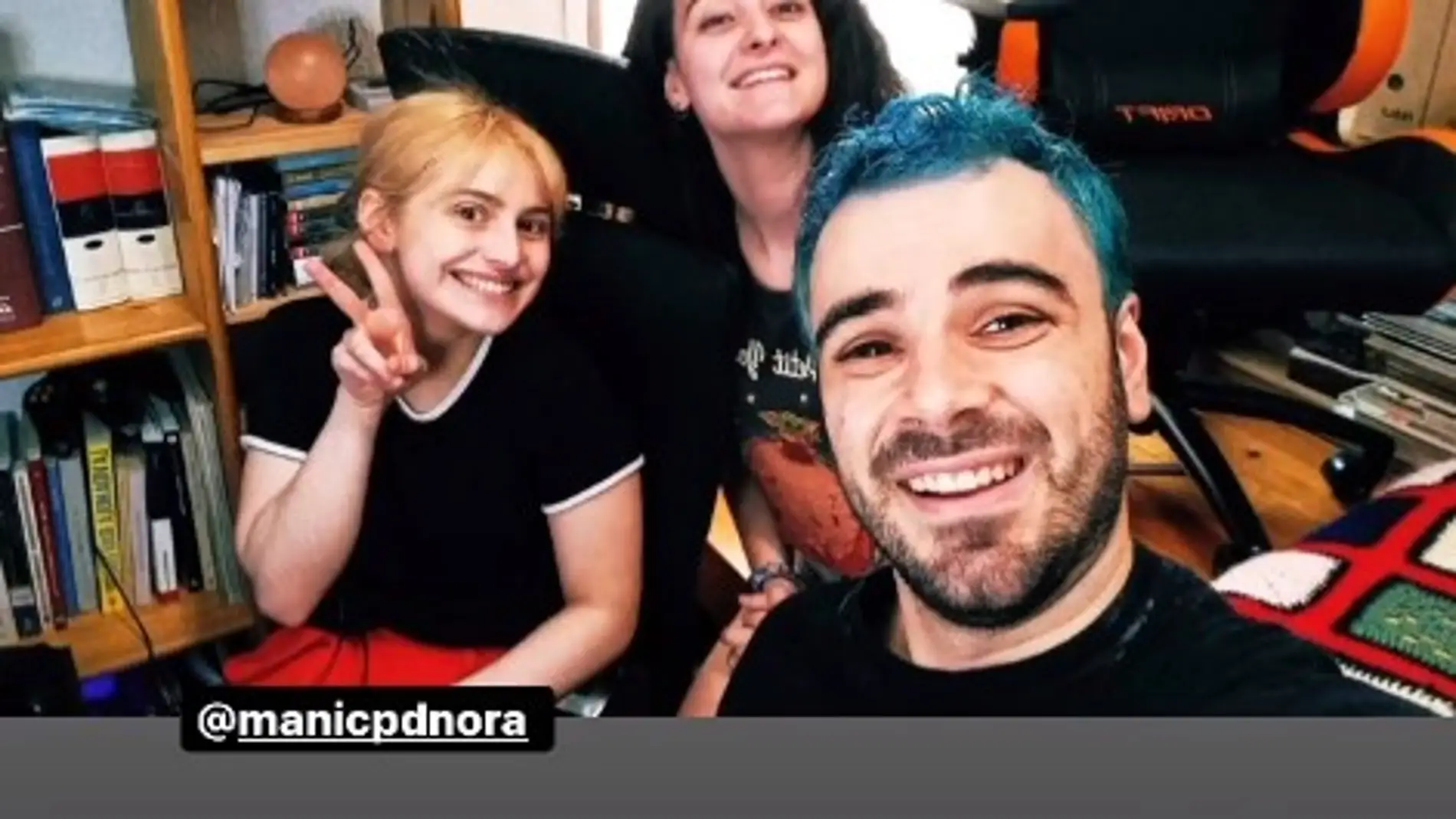 Pablo, Marta y Nora, tras el proceso de teñirse el pelo. Pablo, Marta y Nora, tras el proceso de teñirse el pelo.