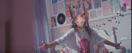 Qui&eacute;n es la protagonista de 'Ni&ntilde;a de la escuela', el videoclip de Lola Indigo