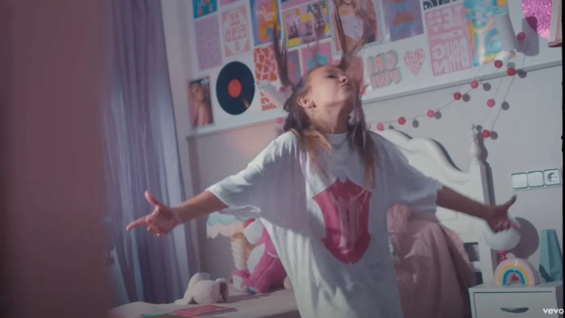 Quién es la protagonista de 'Niña de la escuela', el videoclip de Lola Indigo