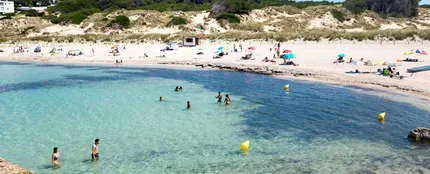 Turistas y bañistas en la playa de Son Parc Turistas y bañistas en la playa de Son Parc