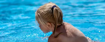 Una niña en la piscina Una niña en la piscina