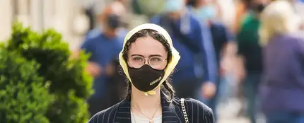 La hijastra de Kamala Harris, Ella Emhoff, debuta como modelo en la Semana de la Moda de París La hijastra de Kamala Harris, Ella Emhoff, debuta como modelo en la Semana de la Moda de París