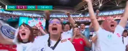 Despedida de su trabajo tras pillarla su jefe viendo la Eurocopa en el estadio Despedida de su trabajo tras pillarla su jefe viendo la Eurocopa en el estadio