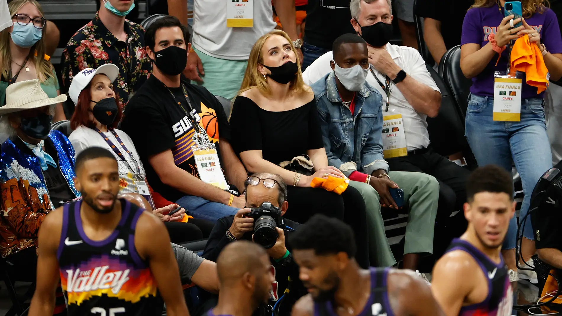 Otra imagen de Adele y Rich Paul en el partido de la NBA title=