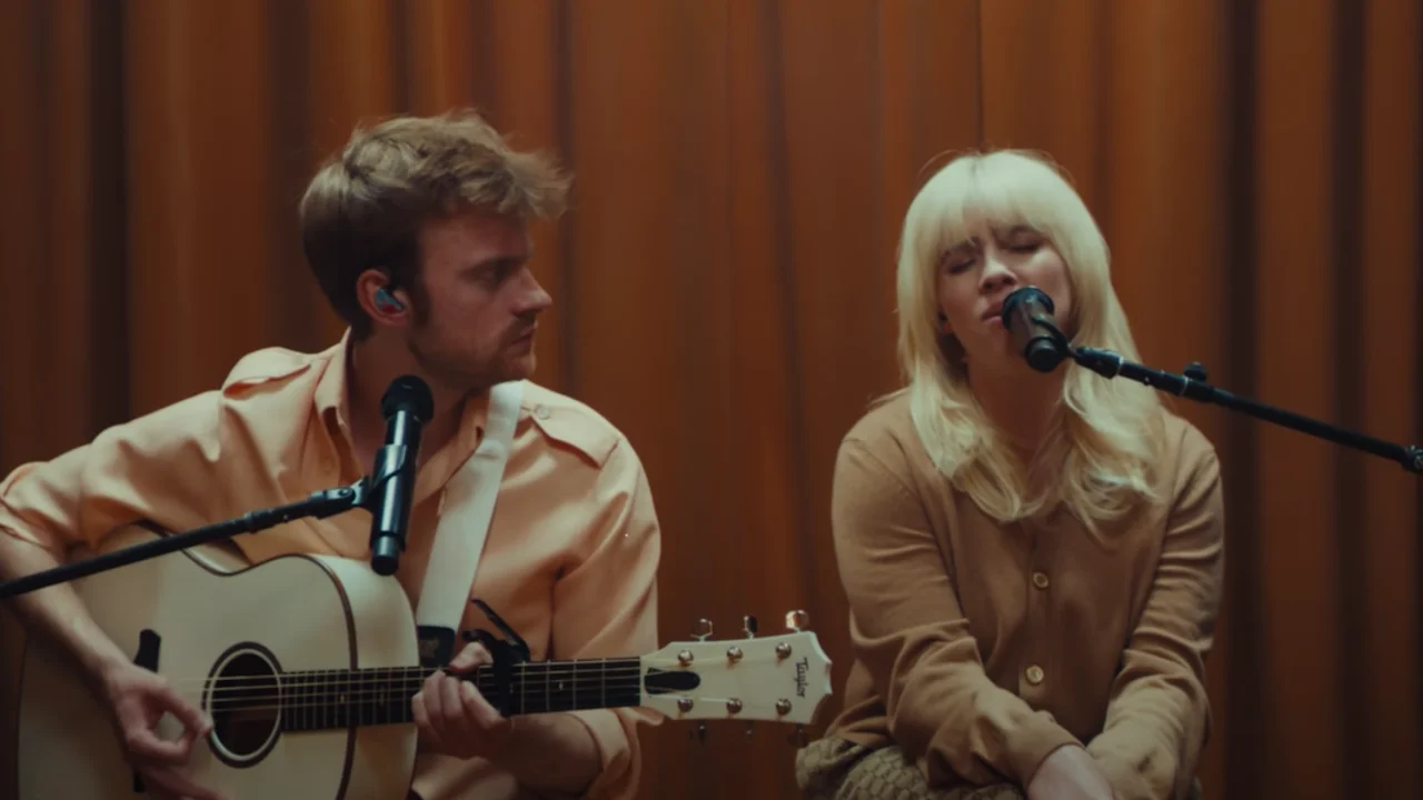 Billie Eilish junto a su hermano Finneas