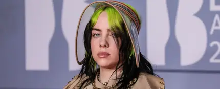 Billie Eilish explica por qué se vestía con ropa holgada Billie Eilish explica por qué se vestía con ropa holgada