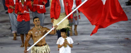 ¿Te acuerdas del abanderado de Tonga? Tenemos noticias