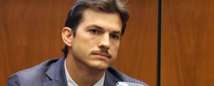 Ashton Kutcher testifica en el juicio