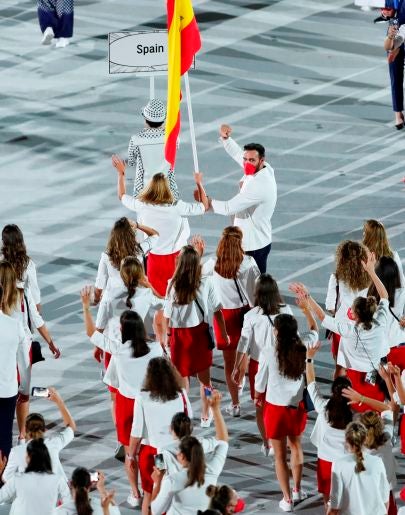 Ceremonia inaguguración Juegos de Tokio, en directo: Mireia Belmonte y Saúl Craviotto, los fuegos artificiales, el positivo en el equipo español y la actuación de Alejandro Sanz Ceremonia inaguguración Juegos de Tokio, en directo: Mireia Belmonte y Saúl Craviotto, los fuegos artificiales, el positivo en el equipo español y la actuación de Alejandro Sanz