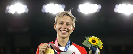 Quinn con la medalla de oro olímpica Quinn con la medalla de oro olímpica