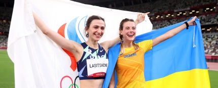 Las atletas María Lasitskene y Yaroslava Mahuchikh 
