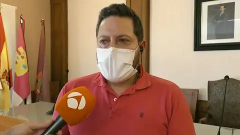 El alcalde de Brihuega asegura que en ningún caso "se mató al toro a golpes de coche, lo hizo la persona autorizada" El alcalde de Brihuega asegura que en ningún caso "se mató al toro a golpes de coche, lo hizo la persona autorizada"