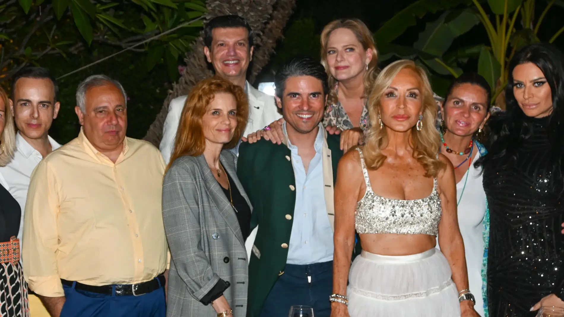 Carmen Lomana y sus amigos en la celebración de su 73 cumpleaños title=