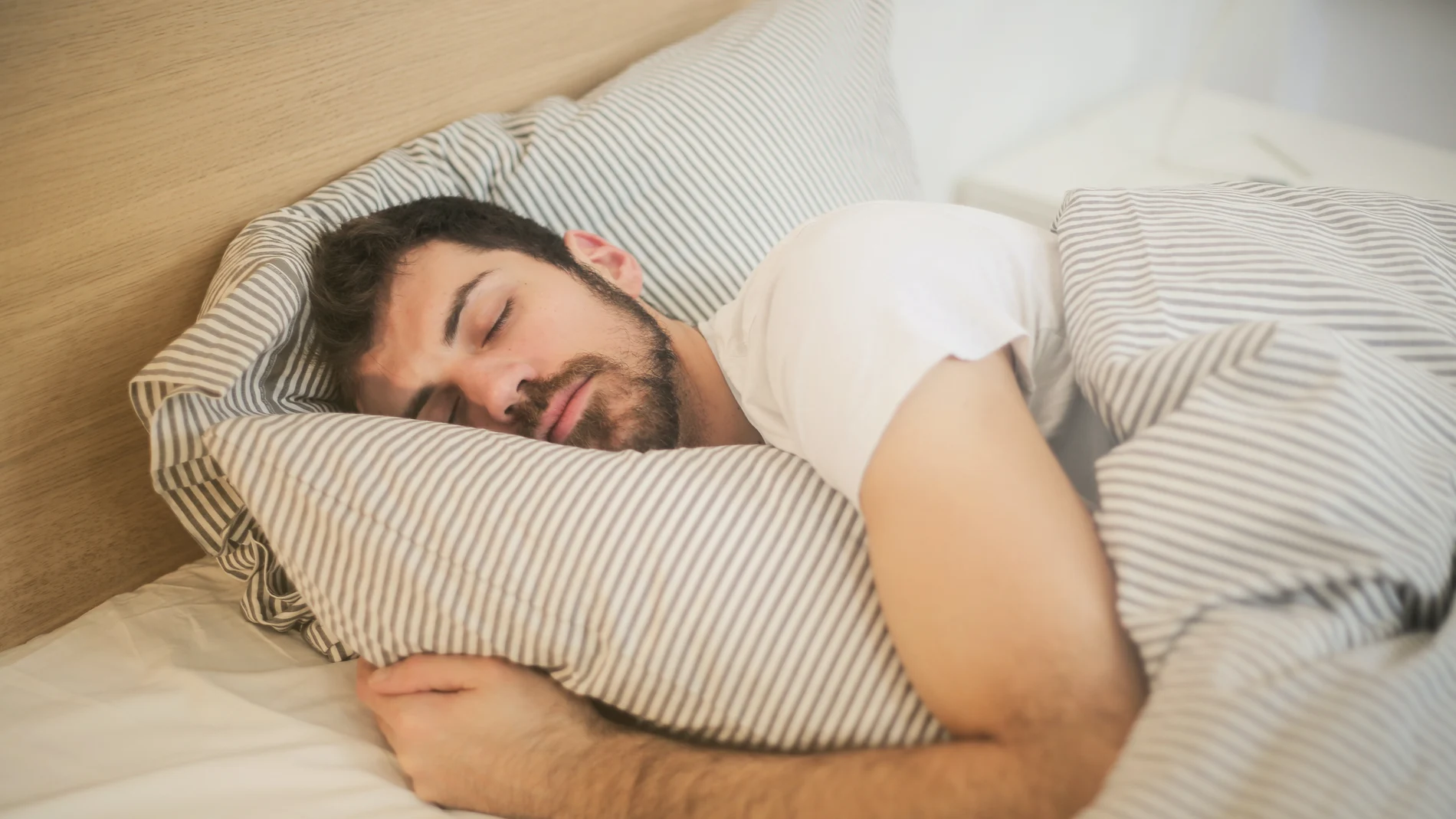 Un hombre durmiendo Un hombre durmiendo