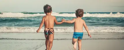 Dos niños en una playa Dos niños en una playa