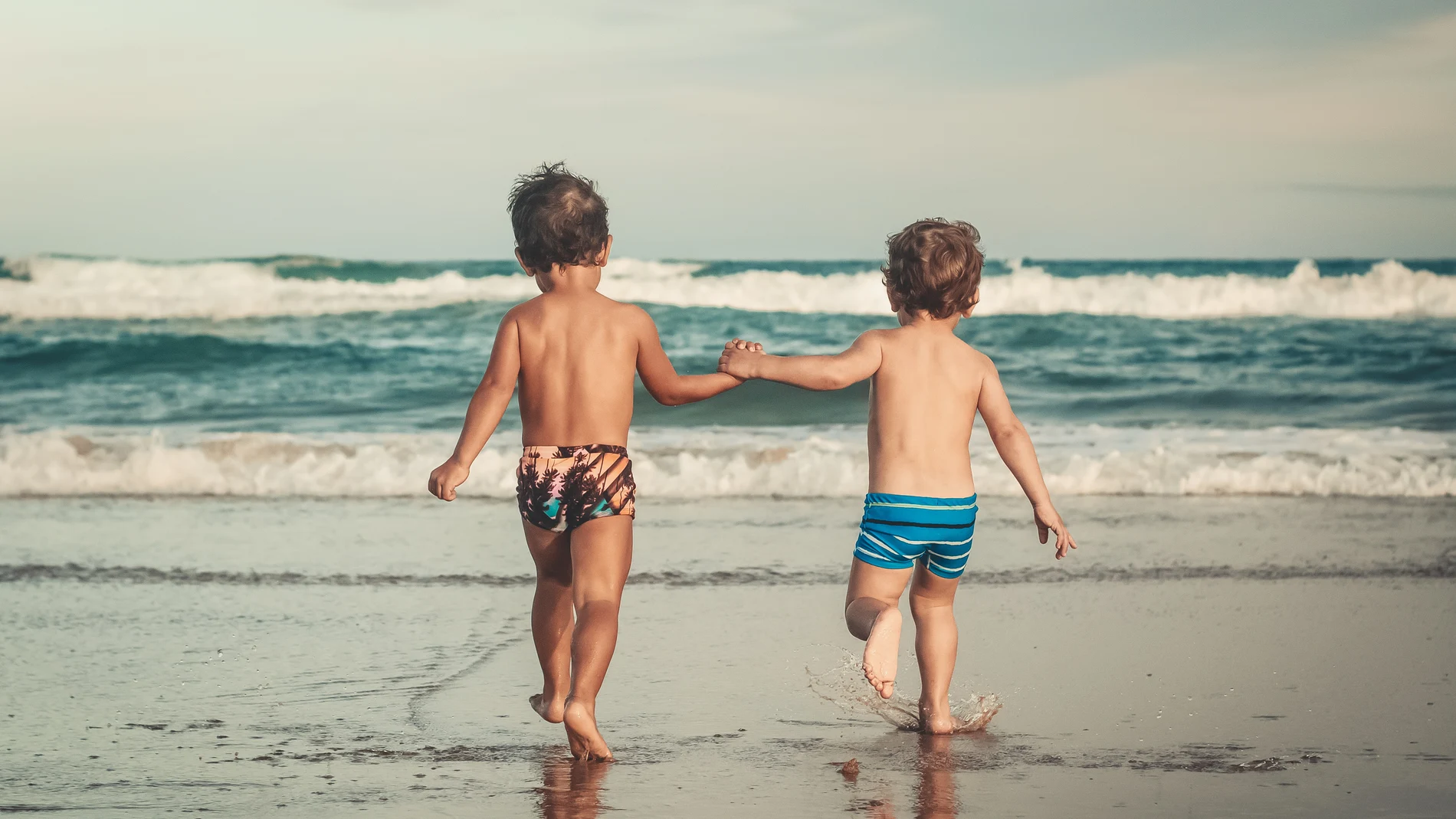 Dos niños en una playa