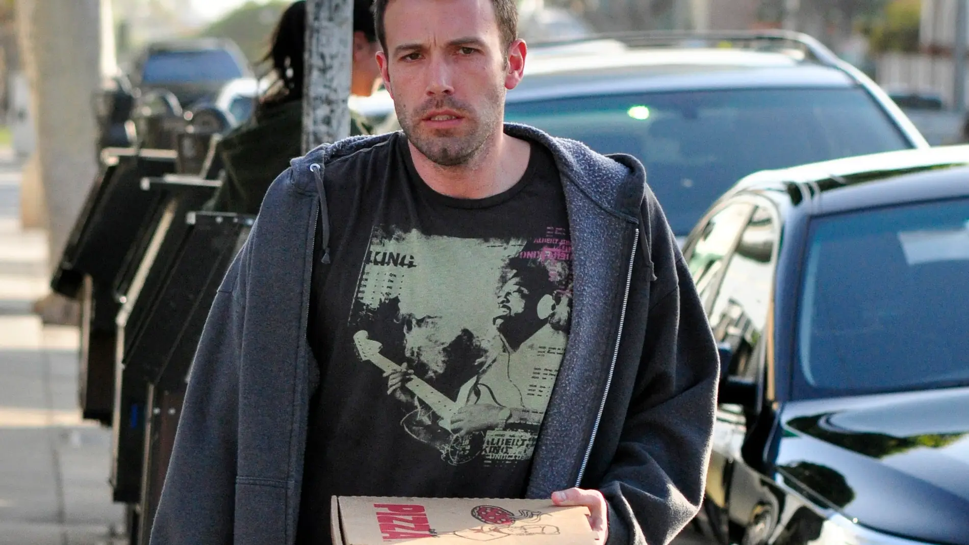 Ben Affleck con una pizza title=