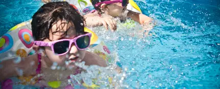 Dos niños en una piscina Dos niños en una piscina
